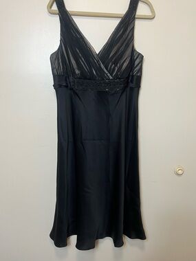 Anne Klein Black V-Neck Beaded Waist Midi Dress. Size 14. NWOT